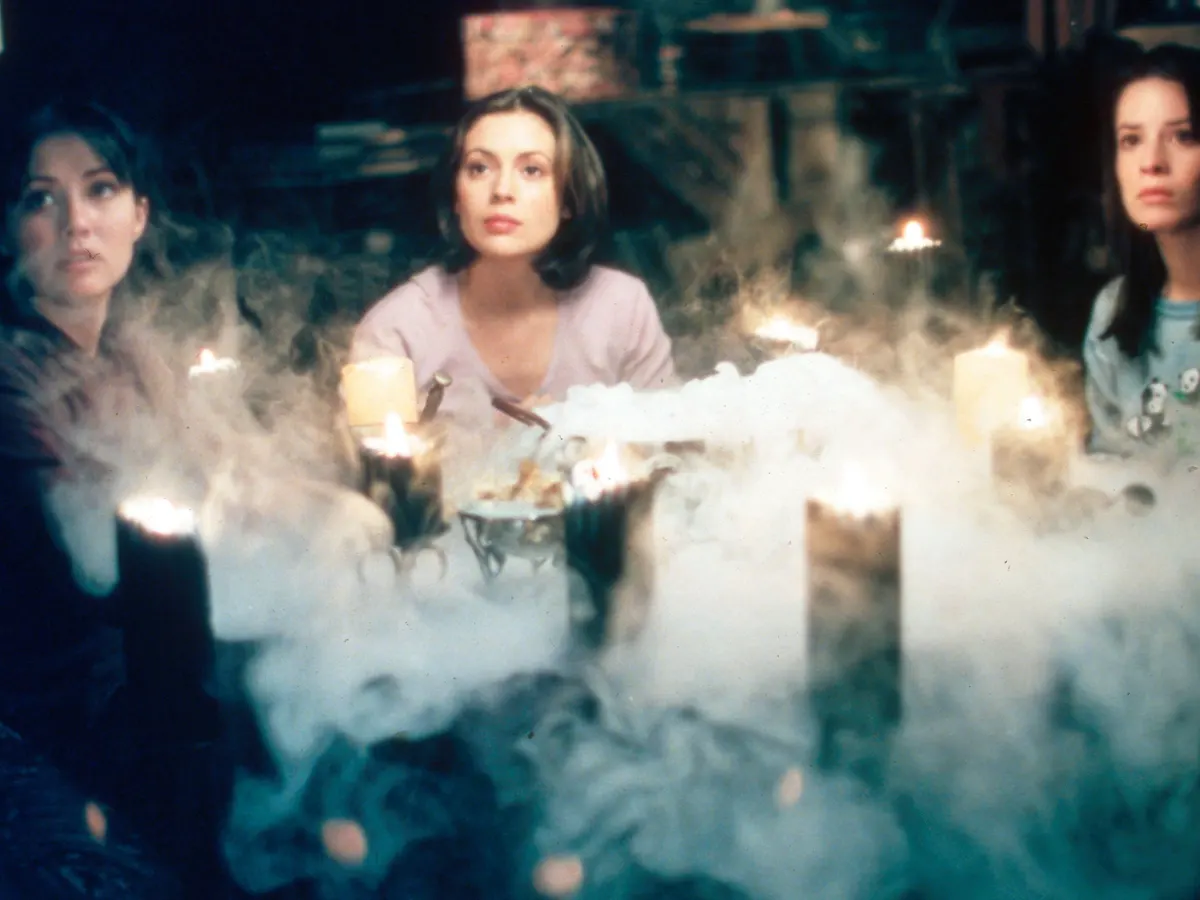 Charmed - Season 1 TV Review 4 Charmed Season 1 - Prue, Piper and Phoebe casting a magic spell